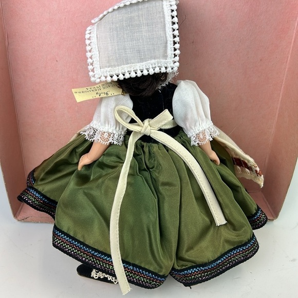 Vintage Madame Alexander “Italy” Collector Doll 553 in Box - Picture 2 of 13